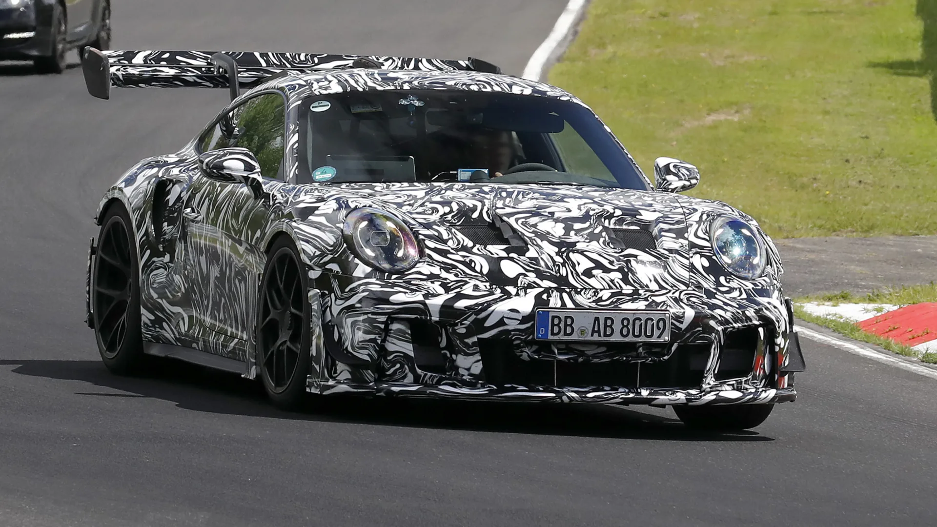 This 992.2 Porsche 911 GT3 RS test mule might be hiding a secret…