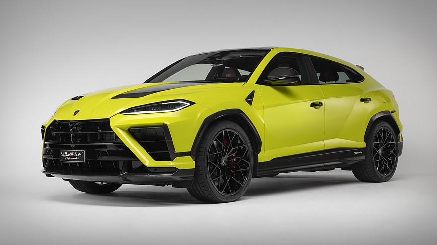 На фото: Lamborghini Urus SE Performante