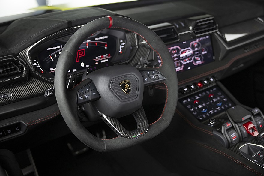 На фото: салон Lamborghini Urus SE Performante