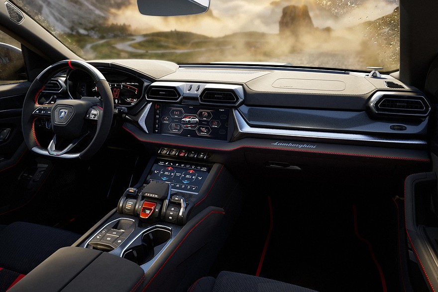 На фото: салон Lamborghini Urus SE Performante