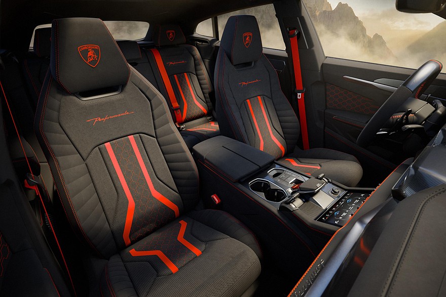 На фото: салон Lamborghini Urus SE Performante