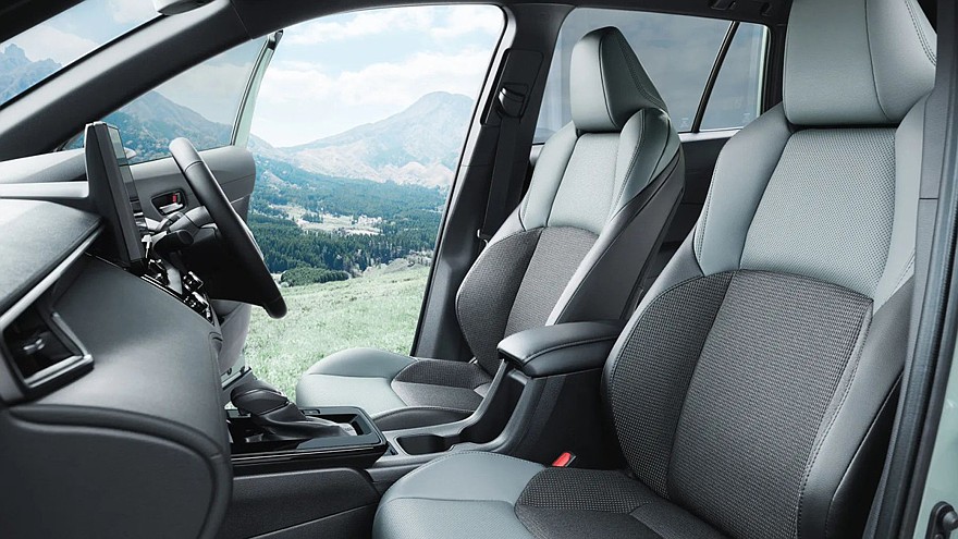 На фото: салон Toyota Corolla Cross Z Adventure 60th Anniversary