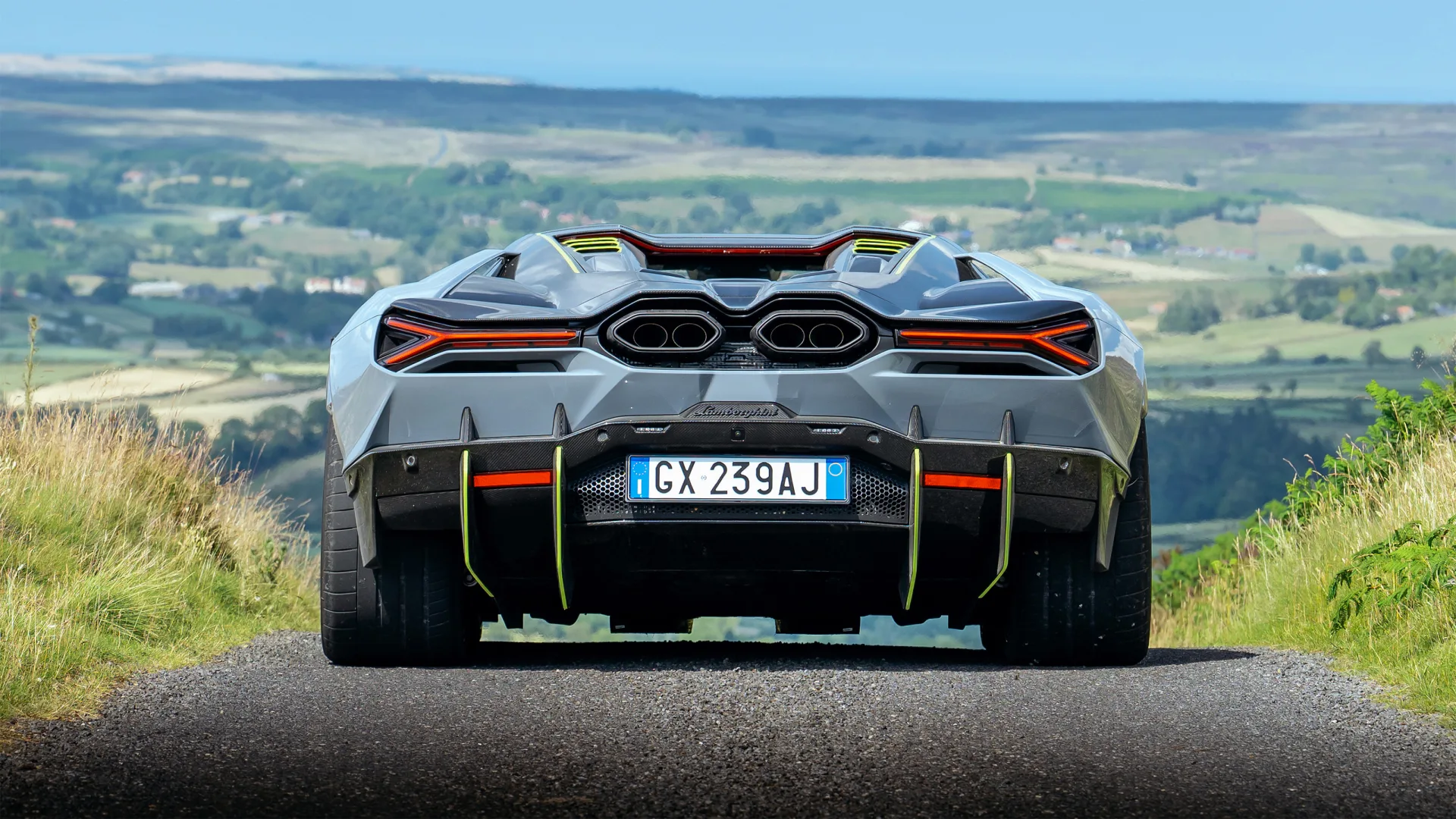 I daily drove this V12 Lamborghini, and I’m convinced it’s the world’s best supercar
