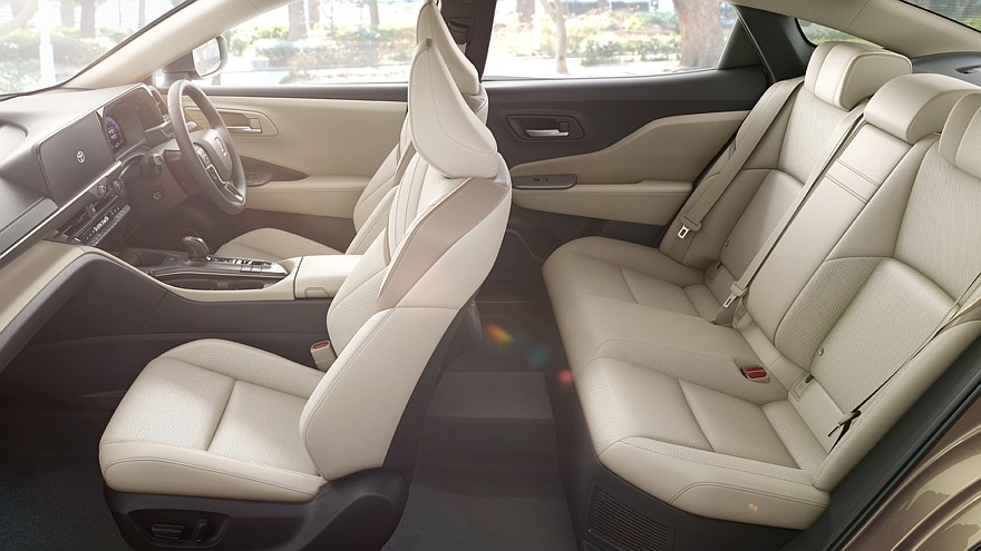 На фото: салон актуального седана Toyota Crown Crossover
