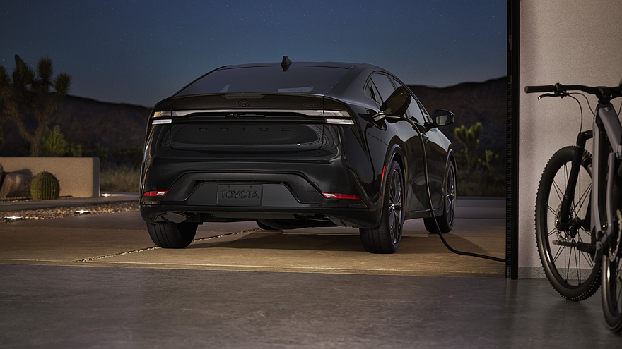 На фото: Toyota Prius Plug-in Hybrid