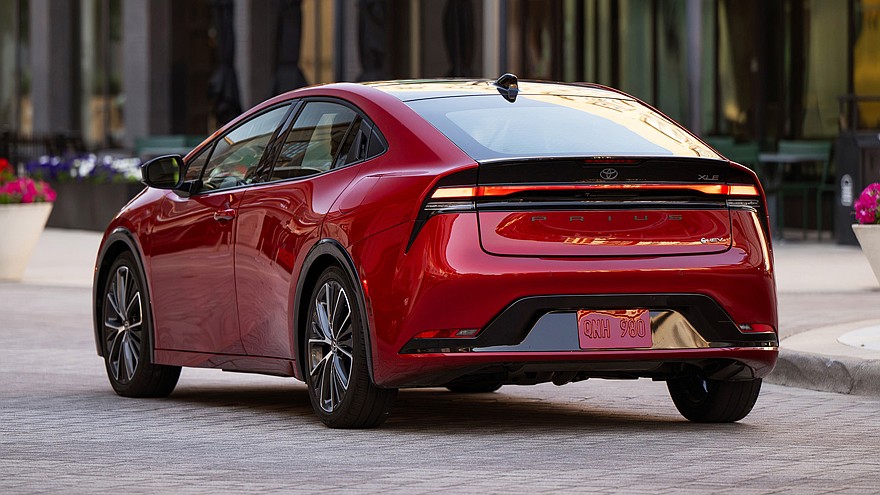 На фото: обычный гибрид Toyota Prius