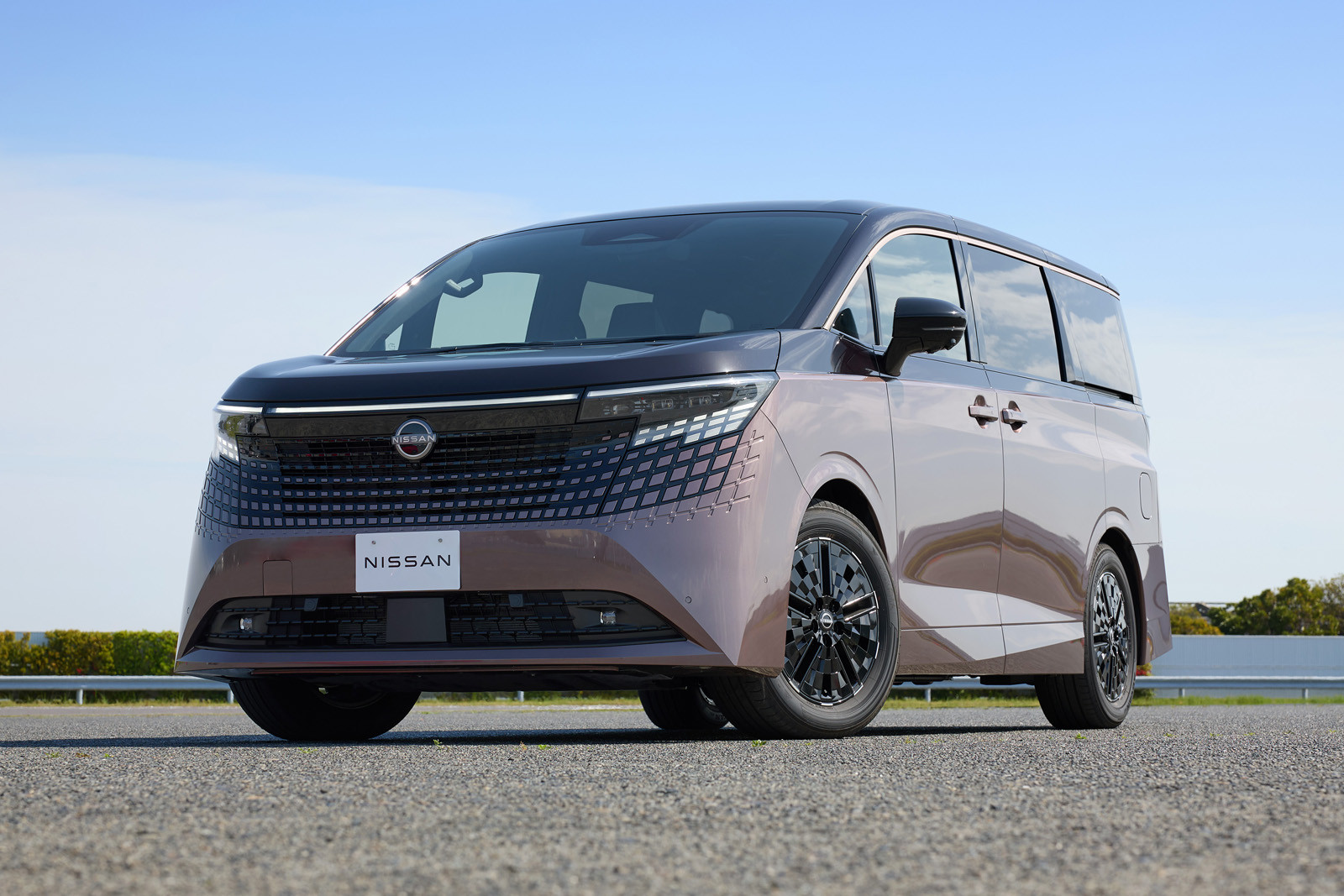 Nissan has fully unveiled the new generation Elgrand minivan, prices announced