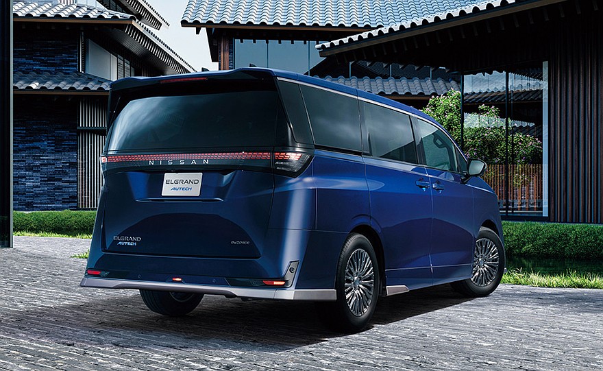 На фото: новый Nissan Elgrand Autech