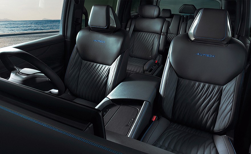 На фото: салон нового Nissan Elgrand Autech