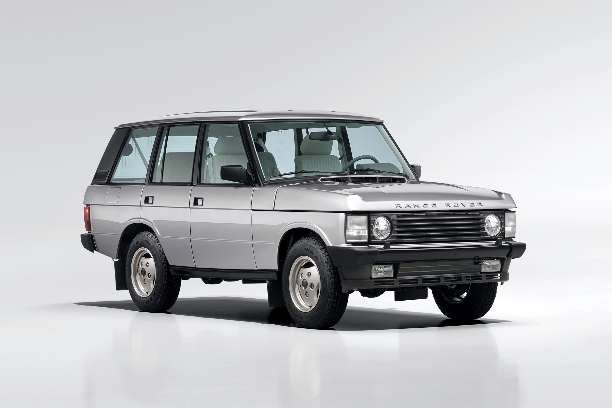 Unique Range Rover Classic Titan Silver in Pristine Condition to Be Auctioned