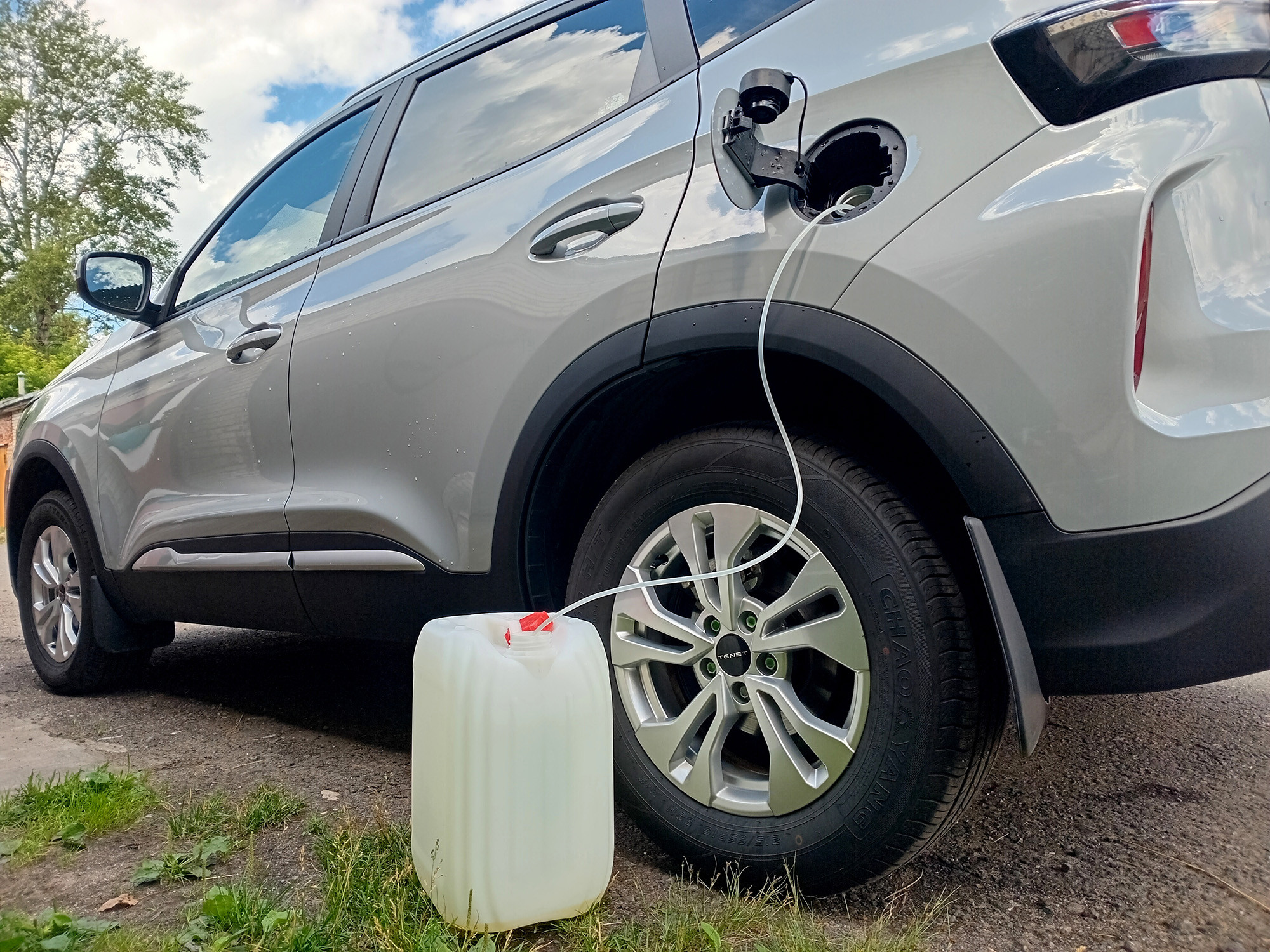 How to properly drain gasoline from a modern car's tank