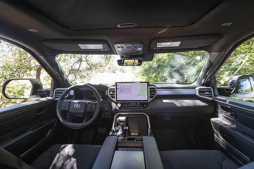 На фото: салон Toyota Tundra Trailhunter