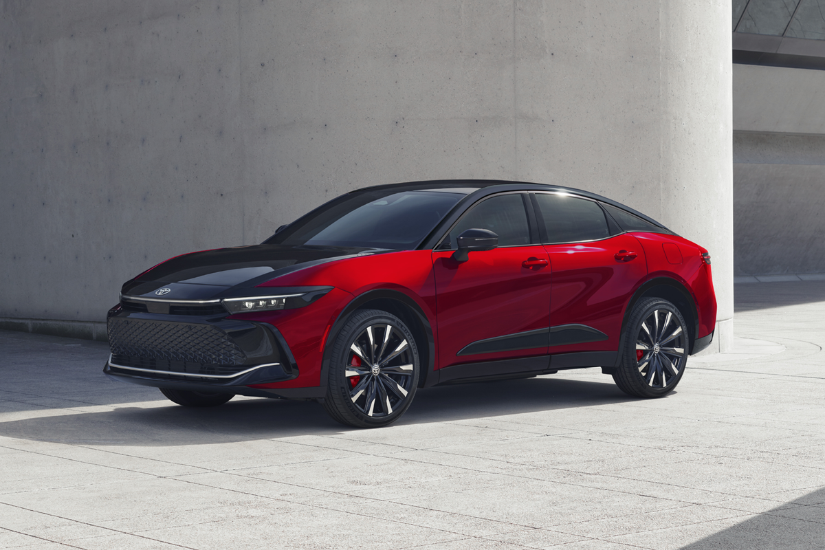 Toyota refreshed the Crown cross-sedan: a different rear end and a revised hybrid system