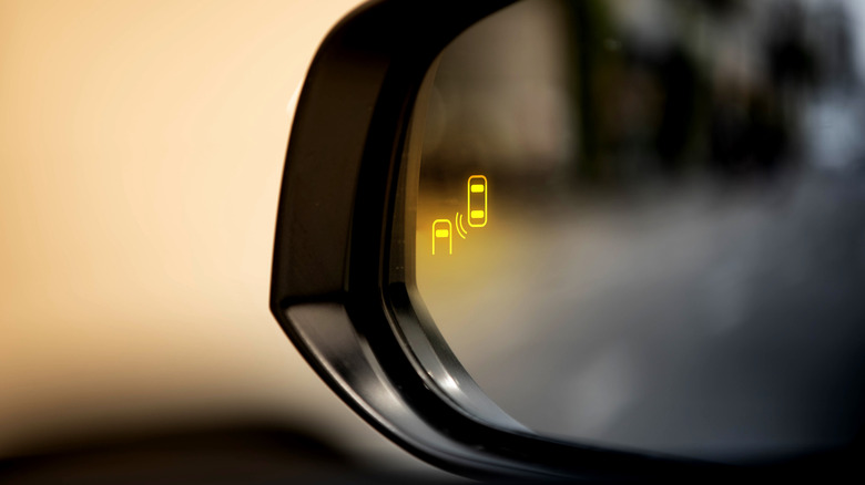 Illuminated blind-spot warning in sideview mirror